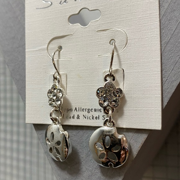 Sand dollar necklace and earrings - Picture 3 of 7